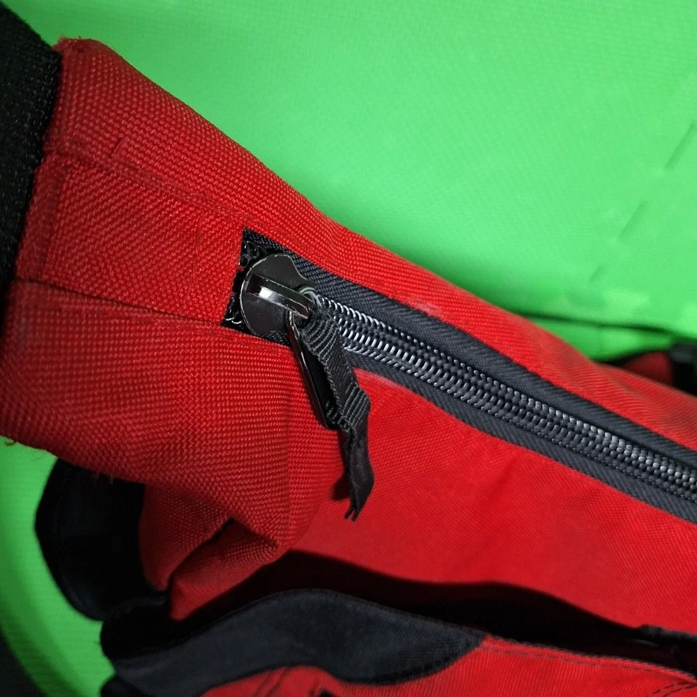 Marc Ecko Unltd Red & Black Crossbody Laptop Messenger Bag Shoulder Strap Y2K